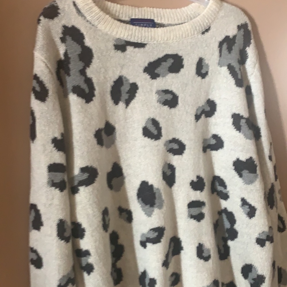 Simply Styled Large Leopard Sweater - Picture 3 of 6